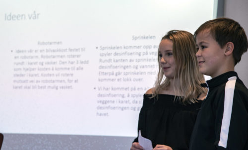 Presentasjon ved to ungdommer ved Terråk skole. Foto. 