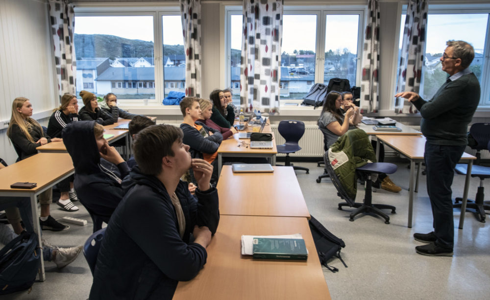 Finn Sinkaberg som gjestelærer ved Ytre Namdal videregående skole, foto.