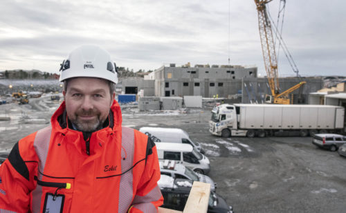 Mann foran ny laksefabrikk Marøya, foto